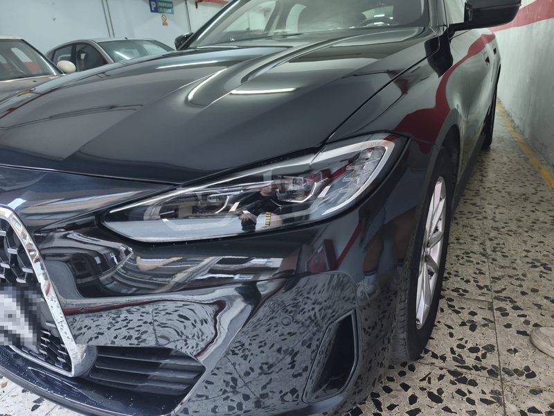 Frontal d’un cotxe fosc després de la reparació