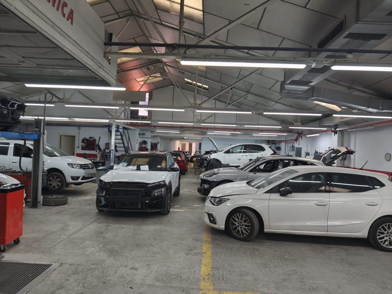 Vista general de la nau amb diversos vehicles en reparació