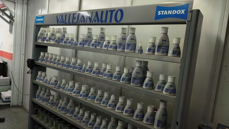 Prestatgeria amb les bases de pintura del taller